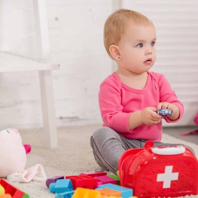 erste hilfe kind spielt mit erste hilfe koffer